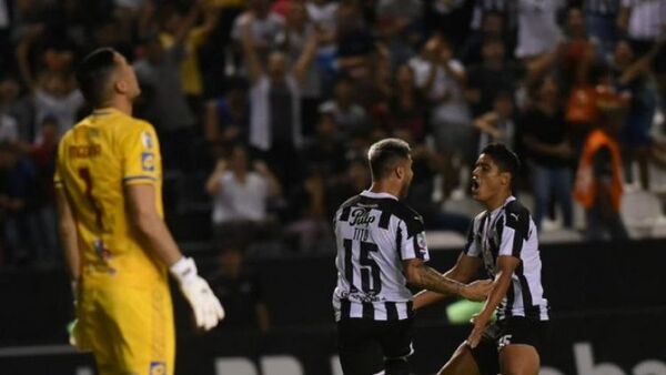 Libertad golea y sigue en la punta