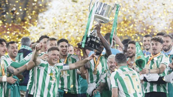 El Betis, en los penales, alcanza otra vez la gloria