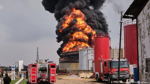 Al menos 100 muertos en incendio de refinería ilegal en Nigeria