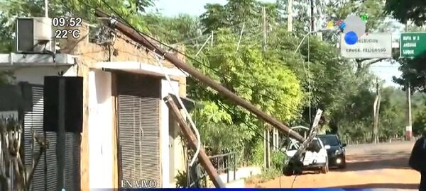 Más embates de la tormenta: Varias columnas de la ANDE se desplomaron en Areguá - PARAGUAYPE.COM