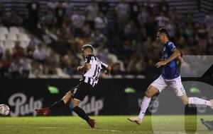 Crónica / [VIDEO] El Guma arrancó lerdo, pero reaccionó y liquidó al “12”