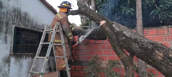 Bomberos brindaron ayuda a familias afectadas por temporal en Capiatá - Nacionales - ABC Color