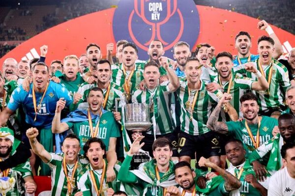 Tras los penales el Betis levantó su tercera Copa del Rey