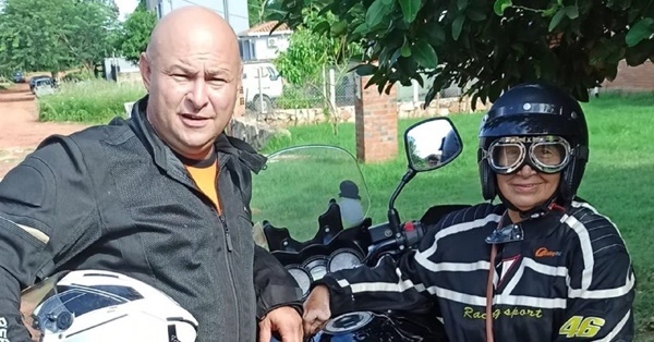 Freddy Valenzuela y su madre recorren las carreteras paraguayas en moto