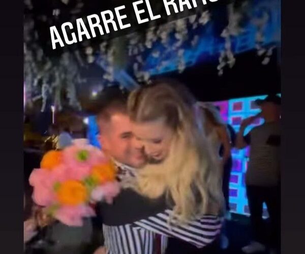 ¡De película: Carmiña agarró el ramo en un casorio, su novio la alzó y de fondo cantó Camarasa! (VIDEO)