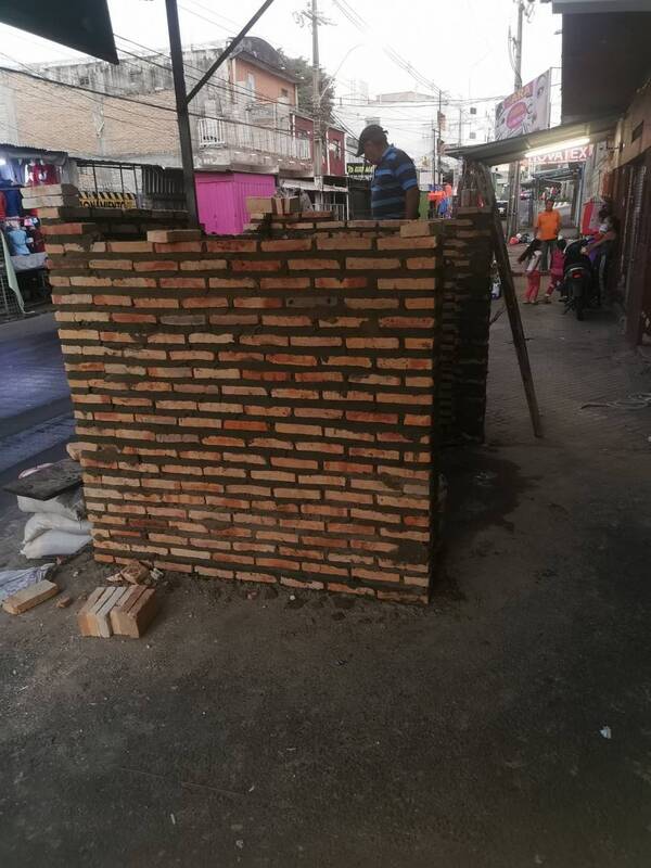 Crónica / ¡El colmo! Frentistas construyen hasta "casitas" en la vereda del Mercado 4
