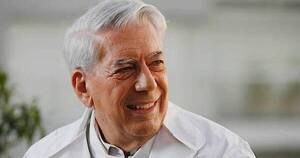 La Nación / Mario Vargas Llosa “evoluciona favorablemente” tras hospitalización por COVID