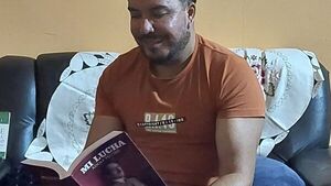 Ex diputado Portillo postea una foto leyendo el libro de Adolf Hitler