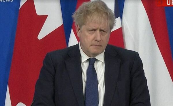 Boris Johnson felicita a Macron por la victoria en Francia