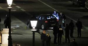 La Nación / Francia: policías matan a dos personas en un vehículo que intentó embestirlos