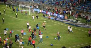 La Nación / Colombia: fallece un hincha tras pelea en estadio de fútbol
