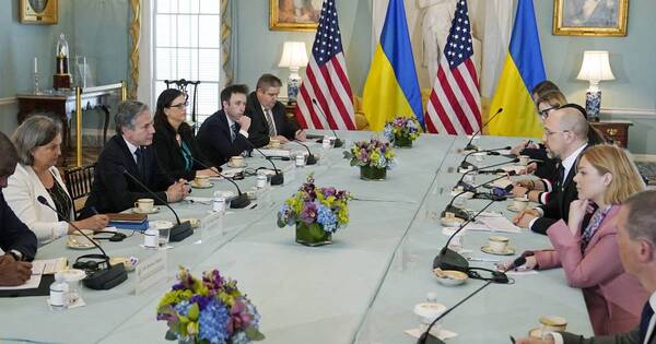 La Nación / Altos jefes de EEUU visitan Ucrania tras dos meses de guerra