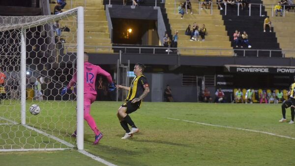 Fernando Fernández y el VAR dan victoria agónica a Guaraní