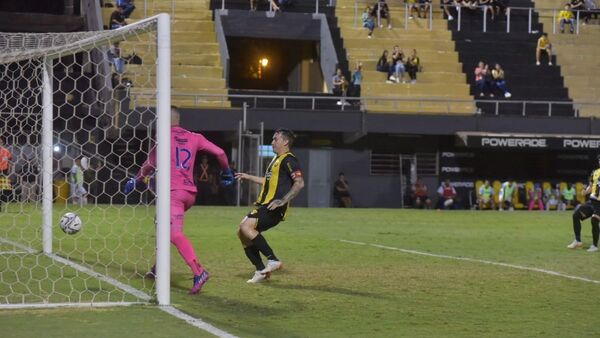 Fernando Fernández y el VAR dan victoria agónica a Guaraní