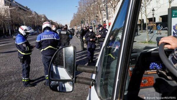 Francia: policías matan a personas en carro que intentó embestirlos