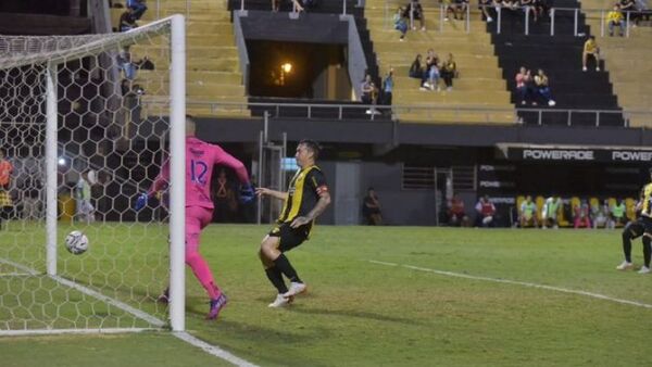 Fernando Fernández y el VAR dan victoria agónica a Guaraní