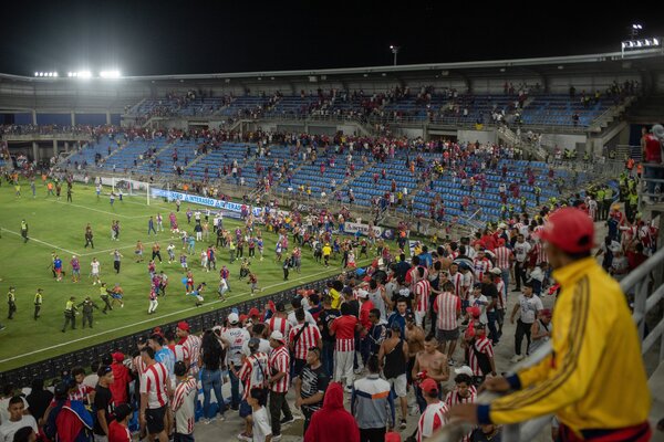 Diario HOY | Un muerto y tres detenidos tras brutal pelea entre hinchas en partido en Colombia