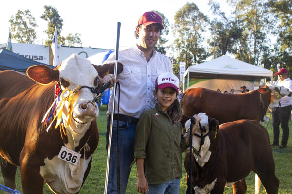 Ganadera Don Atilio, con Diego e Inés en pista, logró la Gran Campeona Braford