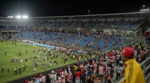 Un muerto y tres detenidos tras brutal pelea entre hinchas en partido en Colombia