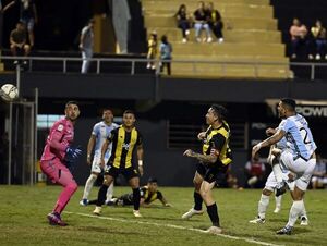 Dos flechas agónicas - Fútbol - ABC Color