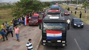 Camioneros llegan a Asunción para presionar al Senado por proyecto sobre Petropar