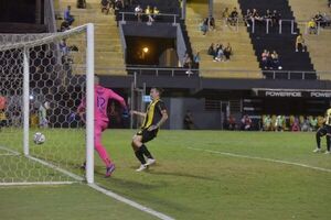 Fernando Fernández y el VAR dan victoria agónica a Guaraní - Radio Imperio