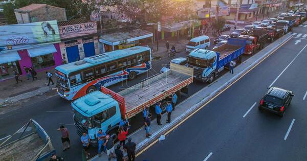 La Nación / Camioneros llegan a Asunción y exigen el tratamiento del proyecto de ley Petropar