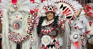 ¡Tremendo! Nora Ruoti deslumbró a todos con su traje carnavalesco