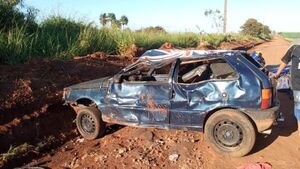 Explosión de rueda provocó vuelco de vehículo