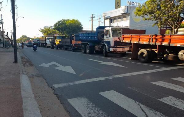 Camioneros se movilizan por Asunción y congestionan Eusebio Ayala