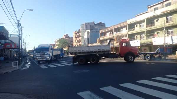 Camioneros abandonan momentáneamente Asunción | 1000 Noticias