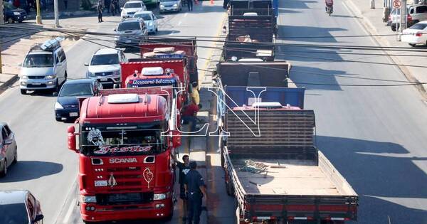 La Nación / Cierre de rutas: el problema es cuando “estrangulan y usan a ciudadanos como rehenes”