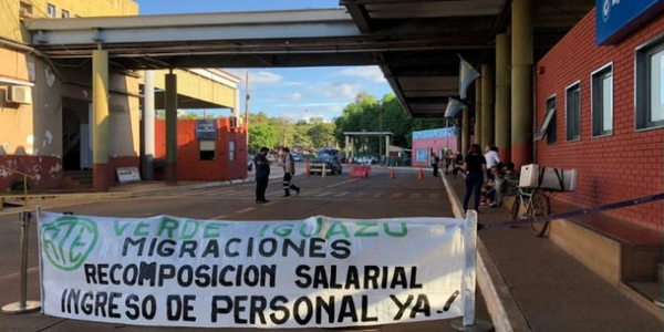 Por huelga en migraciones, el paso hacia Puerto Yguazú es más lento - La Clave