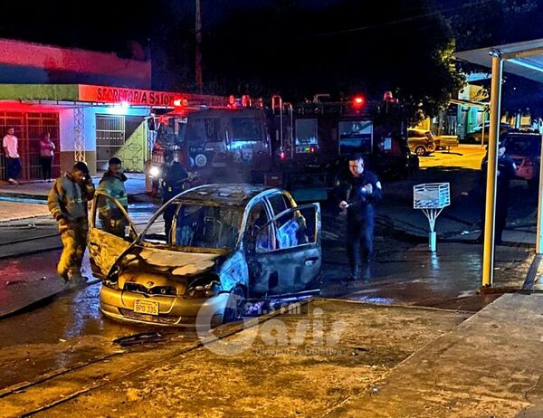 Queman vehículo de una mujer en Pedro Juan.