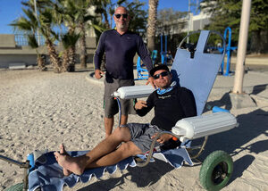 Mexicano crea silla anfibia para que personas con discapacidad gocen la playa - MarketData