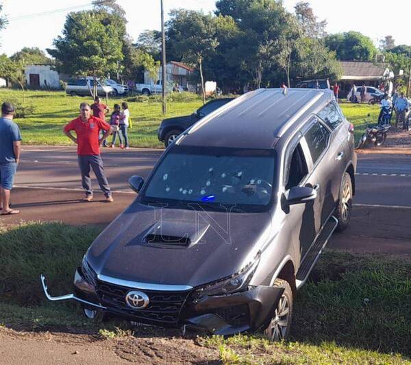 Alto Paraná: Rocían a balazos camioneta del jefe policial del Comando Tripartito, quién resultó ileso