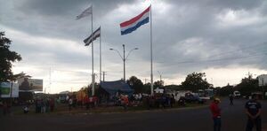 Camioneros se mantienen al costado de la ruta en San Pedro - Nacionales - ABC Color