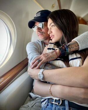 Marc Anthony dice estar “En las nubes”, con Nadia Ferreira en su regazo - Gente - ABC Color