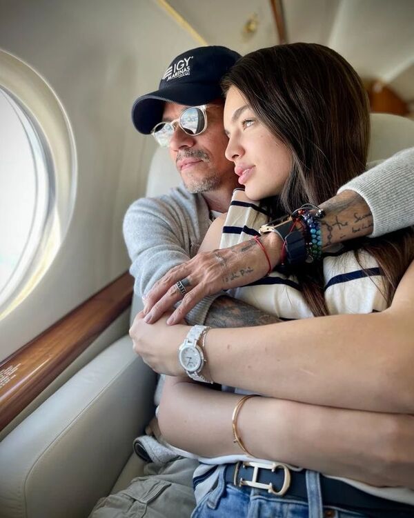 Marc Anthony dice estar “En las nubes”, con Nadia Ferreira en su regazo - Gente - ABC Color