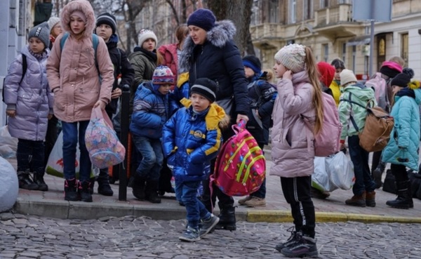 Grupo cristiano ayuda a evacuar cientos de huérfanos ucranianos de regiones en guerra