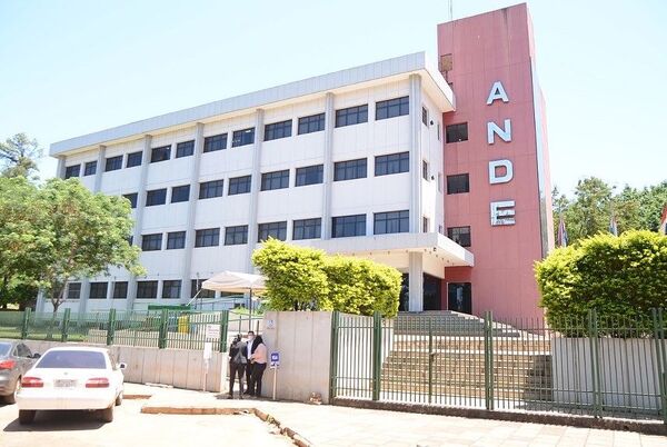 Multan a la ANDE por quema de electrodomésticos a raíz de sobrecarga - La Clave
