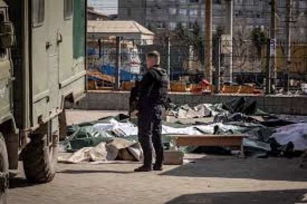 Masivo ataque de Putin contra los trenes en Ucrania: al menos cinco muertos y 18 heridos