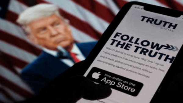 Trump festejó la compra de la plataforma pero avisó que no volverá, se quedará en Truth Social