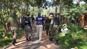 Puentesiño: allanan casas del supuesto mandante del asesinato de policías - Nacionales - ABC Color