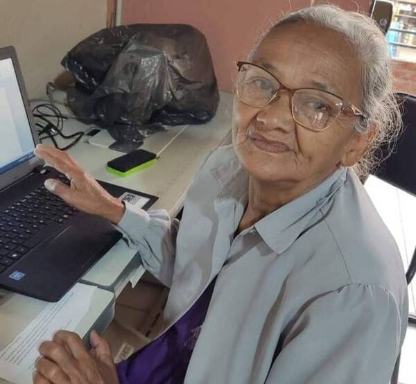 Crónica / Abuelita se destaca como alumna en curso de informática