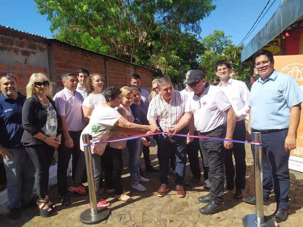 Yd inaugura varios tramos de empedrados en Barrios de Encarnación