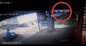Así un policía abatió a un presunto motochorro en plena ruta de Capiatá - Nacionales - ABC Color
