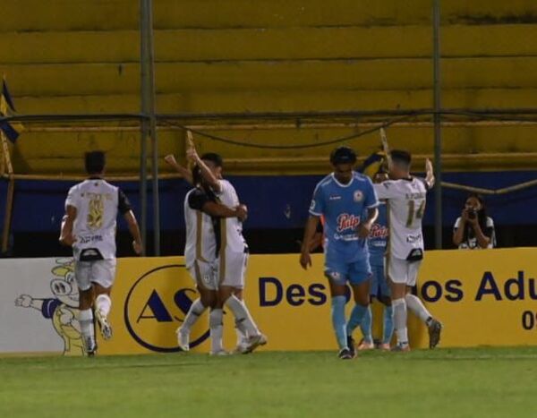 Tacuary vs. Resistencia: Los de arriba no “resisten” ante Tacuary  - Fútbol - ABC Color