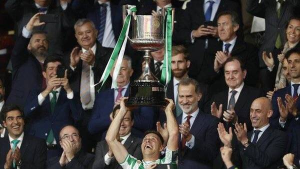 Crónica / ¡Pelotero posó desnudo con la Copa que ganó!