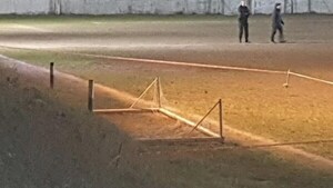 Niño muere en una cancha tras caída de arco